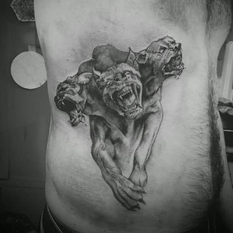 Tatuaj de Cerberus pe partea laterală a corpului