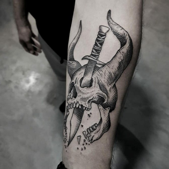 Tetování s lebkou démona a dýkou