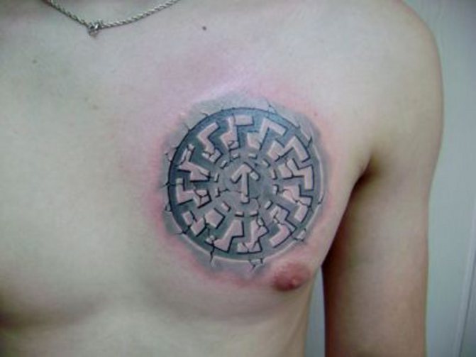 Musta aurinko tatuointi miehen rinnassa