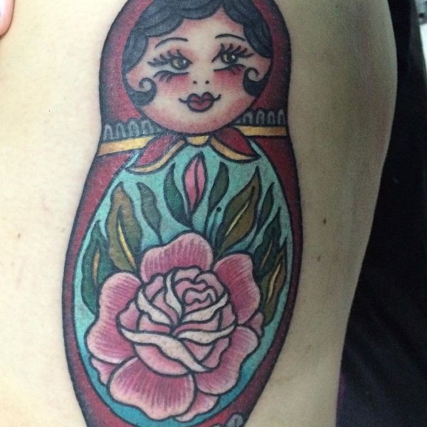 Τατουάζ μιας χρωματιστής κούκλας matryoshka