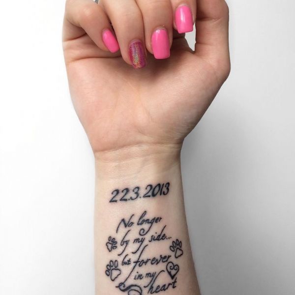 Tetovanie dátumu a nápis na zápästí