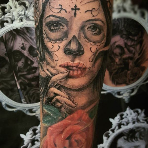 Tatuagem de rapariga ao estilo mexicano no braço