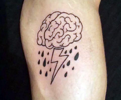 Βροχή και τατουάζ με αστραπές