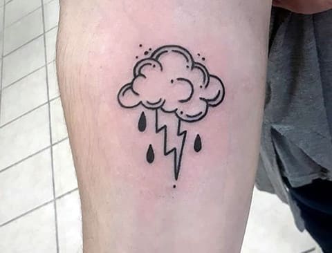 Lietaus debesis ir žaibo tatuiruotė