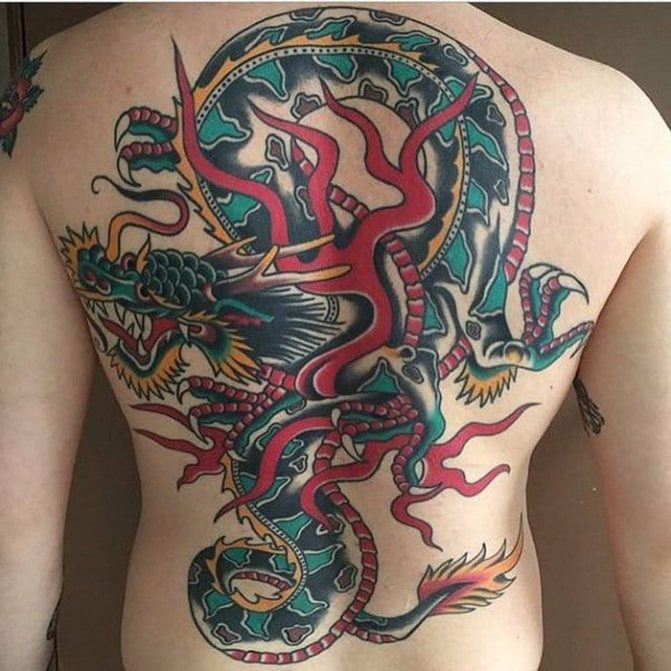 drage tatovering på ryggen