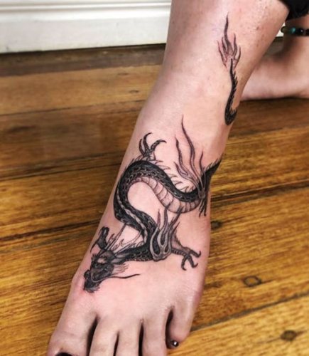 Tatuagem de um dragão. Foto, ou seja, esboços para raparigas, homens. Foto