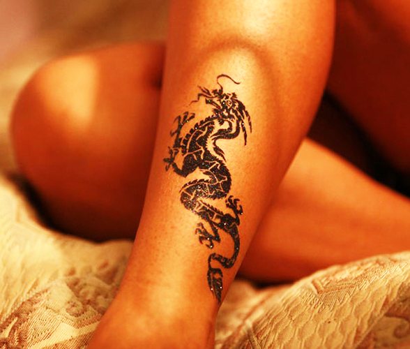 Τατουάζ ενός δράκου. Φωτογραφία, έννοια, σκίτσα για κορίτσια, άνδρες. Φωτογραφία