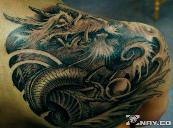 Tatuaj un dragon pe spatele unui tip
