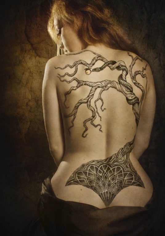 Tatuagem em madeira antiga nas costas