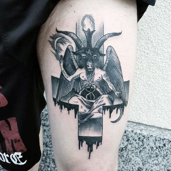 Tatuaj cu un diavol și o cruce cu susul în jos