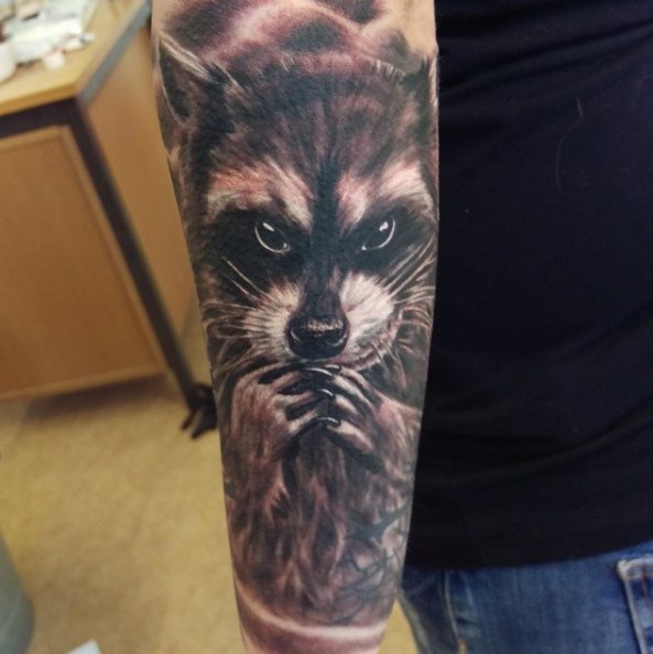 Tattoo van een wasbeer op de schouder - een andere optie