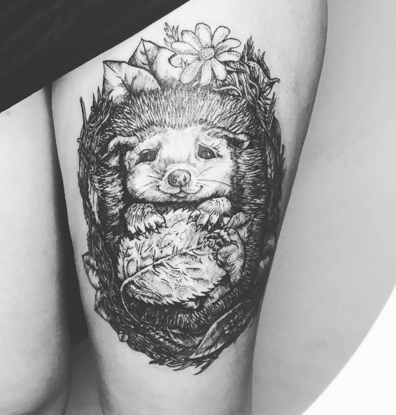 Tatuagem de um porco-espinho na perna de uma rapariga