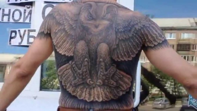 Tatuaggio maschile completo sulla schiena di una valchiria