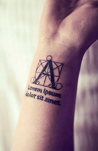 Frase tatuada em latim