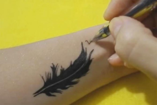 Tatuagem com caneta de gel