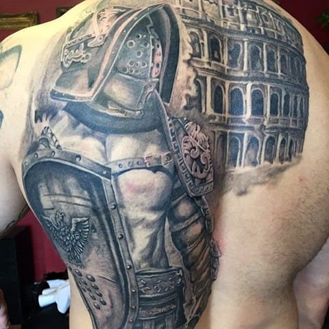 Татуировка на гладиатор на гърба му