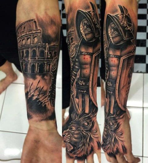 Tatuaj cu un gladiator pe braț