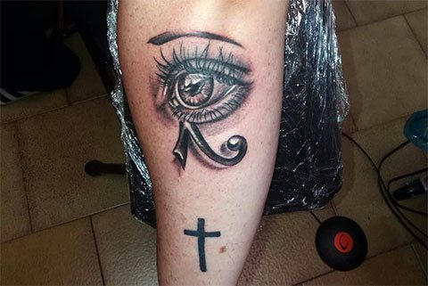 Tatuaj cu ochii lui Horus