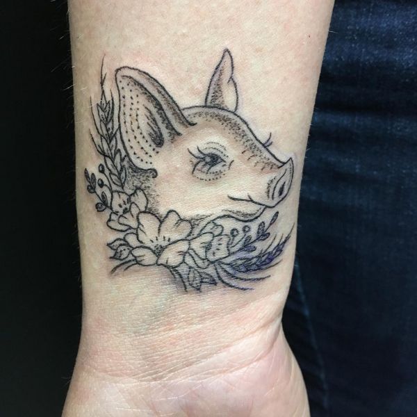 Svinehoved tatoveret som kontur på håndled