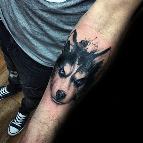 Husky tatuointi kädessä