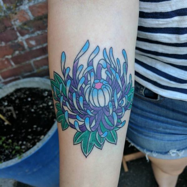Krysanteemi tatuointi käsivarteen
