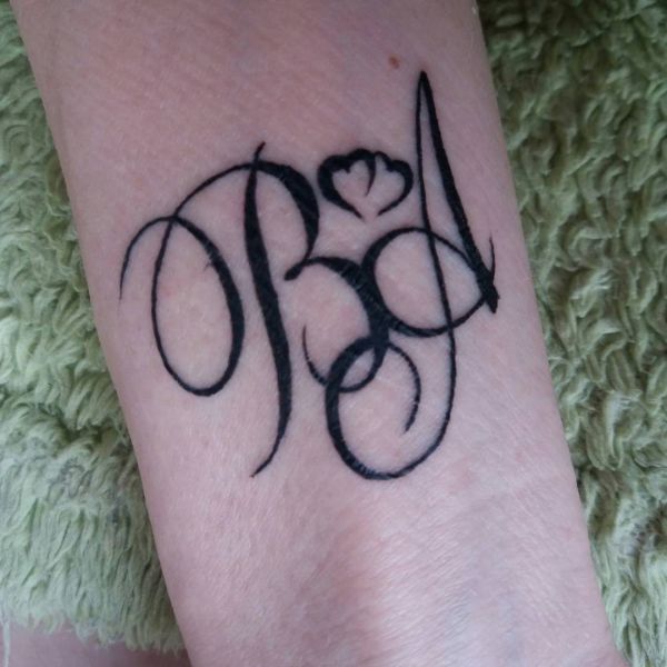 Tetoválás kezdőbetűk uk