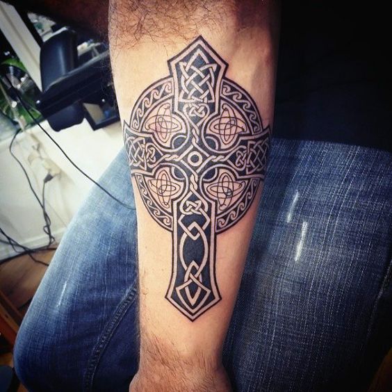 Tatuaj cu cruce irlandeză pe mână