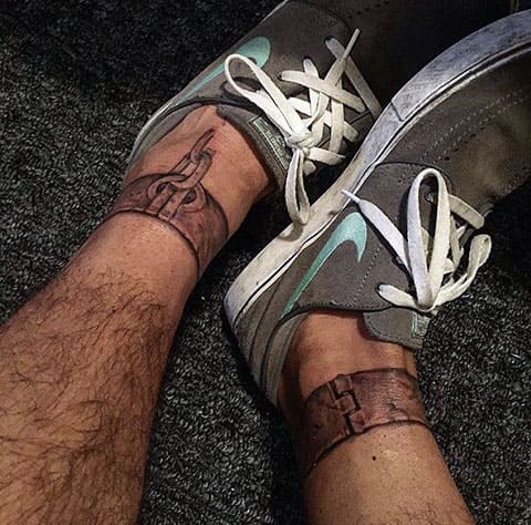 Tattoo lænker på benene