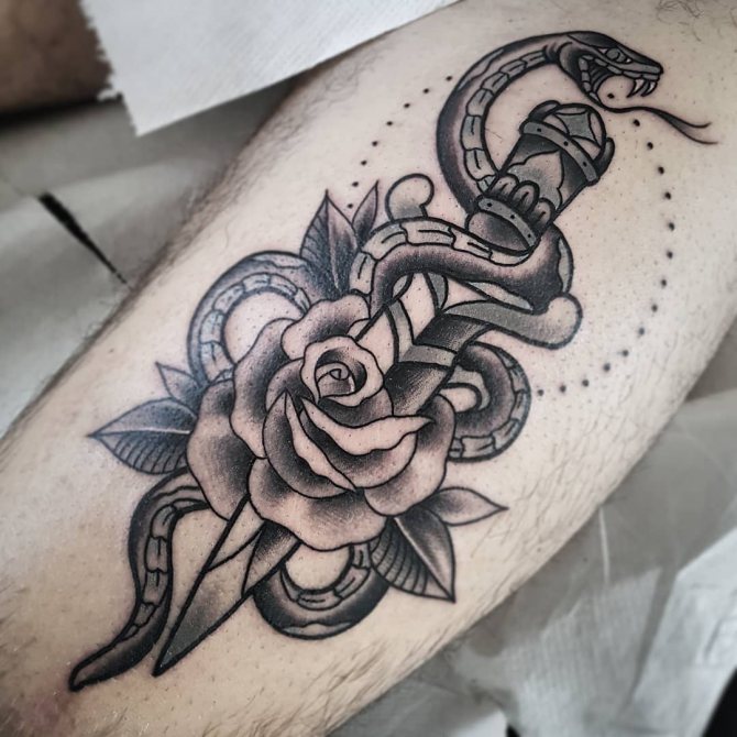Dagger Rose og slangedolk tatovering på hans ben