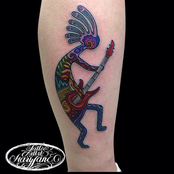 Kokopelli tatuiruotė su gitara