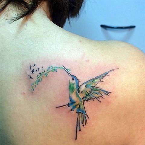 Tetovanie kolibríka na lopatke dievčaťa