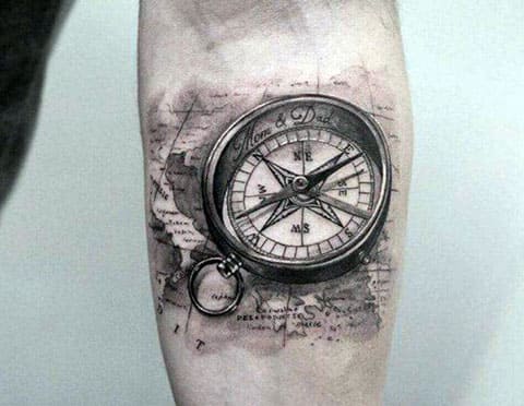 Tetovanie kompasu na mužskej ruke