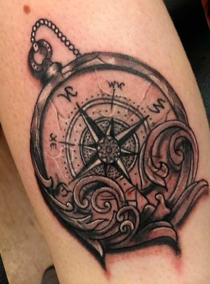 Tetovanie kompasu: význam na ramene, ramene, predlaktí, zápästí, lakti, nohe