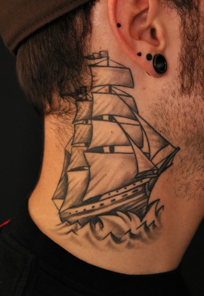Tatoeage van een schip op een mannelijke hals
