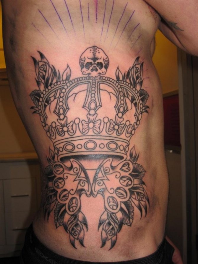 Tetovált korona a férfi oldalán