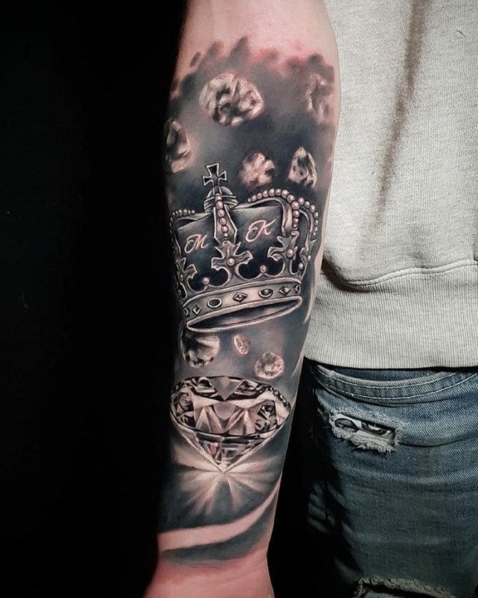 Tatuagem que significa coroa na mão