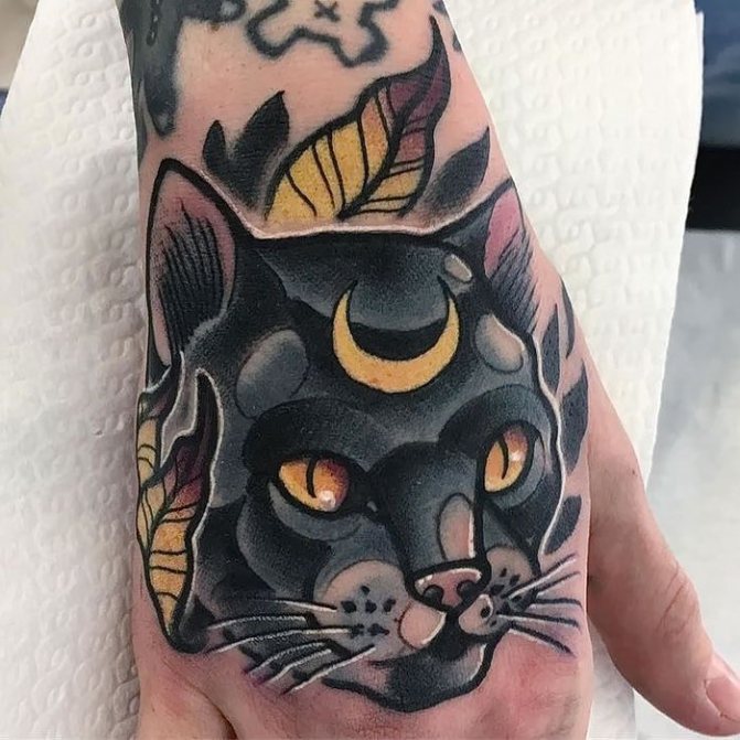 Sort kat tatovering på håndleddet