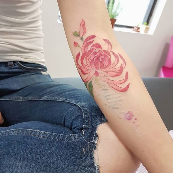 Татуировка на червена хризантема върху ръката на момиче