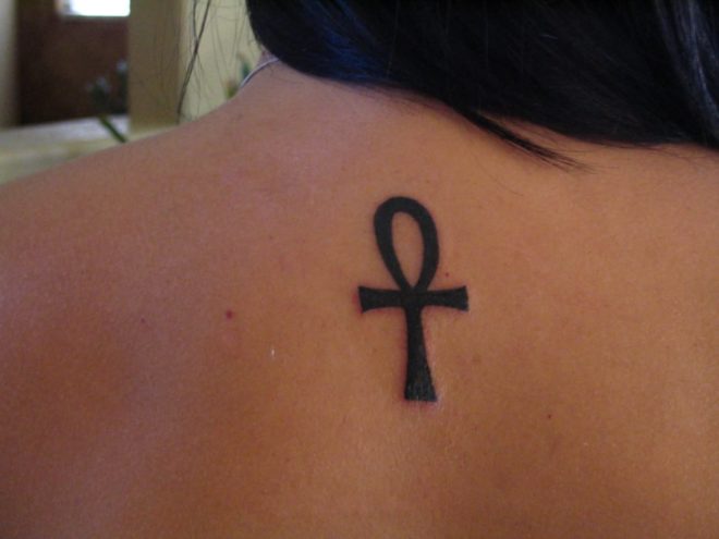 Az Ankh kereszt tetoválása