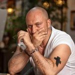 Tatoeage van een kruis door Dimitri Nagiyev