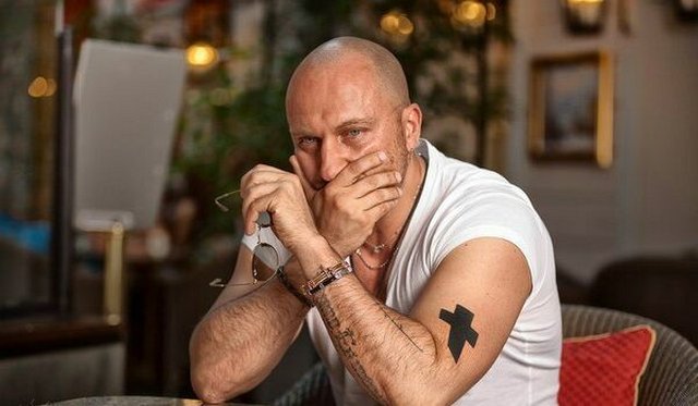 Tatuaggio di una croce di Dmitry Nagiyev