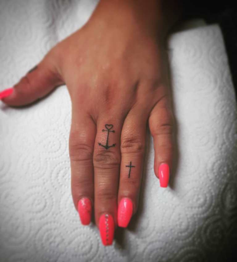 Tatuoi ristin sormeensa