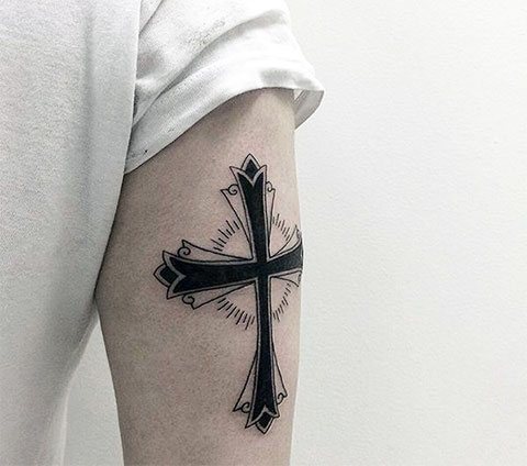 手のひらに十字架のタトゥー