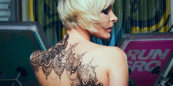 Tatuagem de renda nas costas de uma rapariga