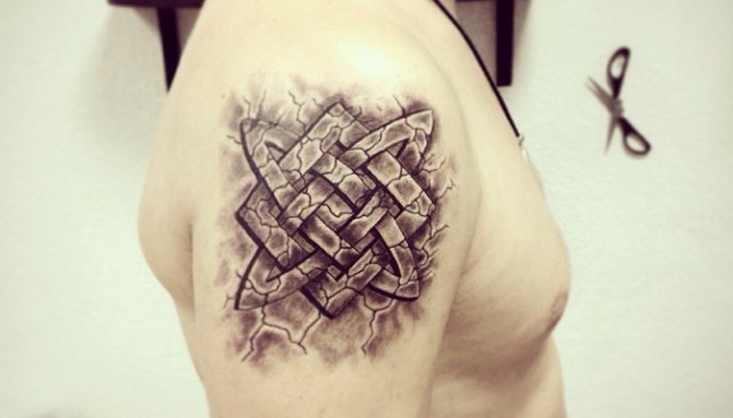Svarog tér tetoválása a vállon