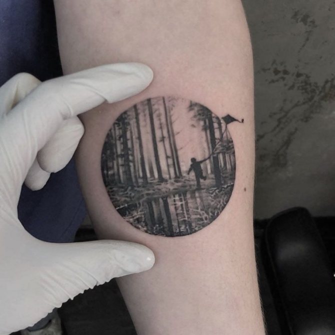 Tatuaggio di una foresta sul braccio