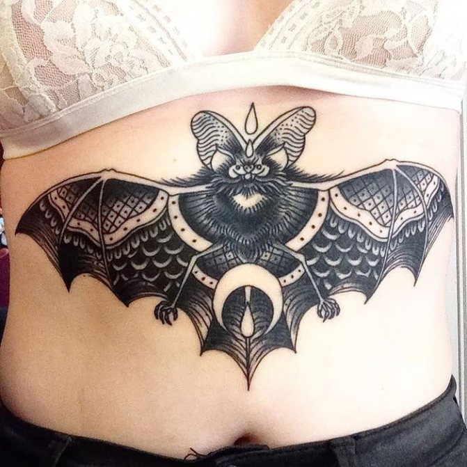 Zwartwerk vleermuis tatoeage op buik