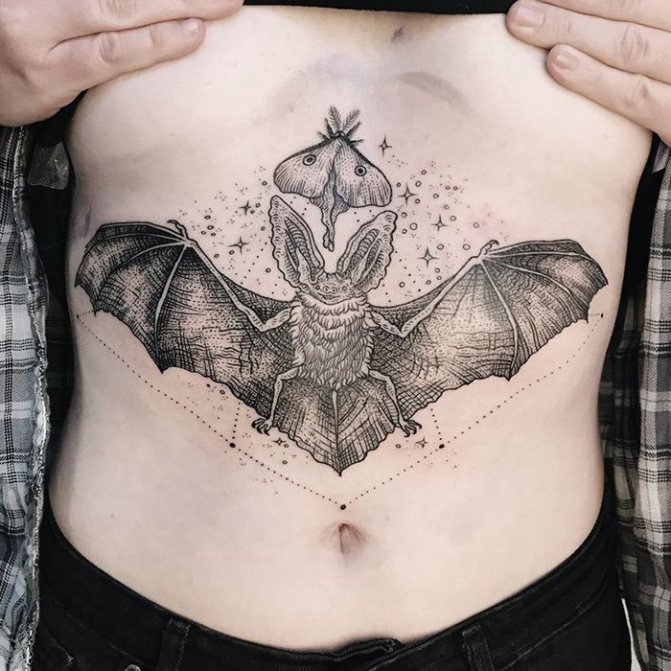 胸にコウモリのライナーワークのタトゥー