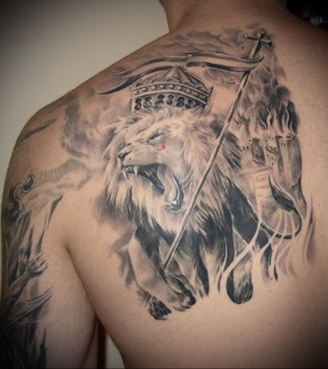 Tatovering af en løve på en mands skulderblad