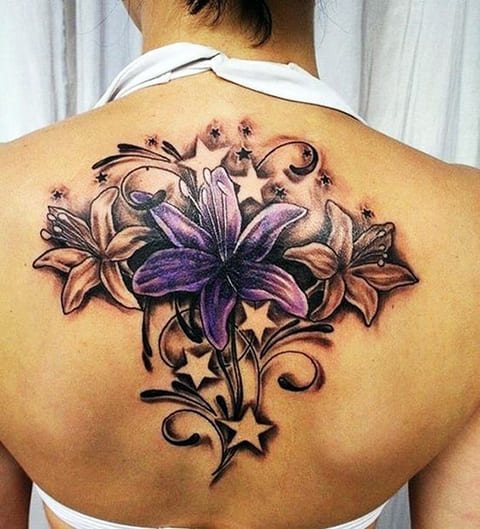 Τατουάζ με κρίνο στην πλάτη ενός κοριτσιού - φωτογραφία